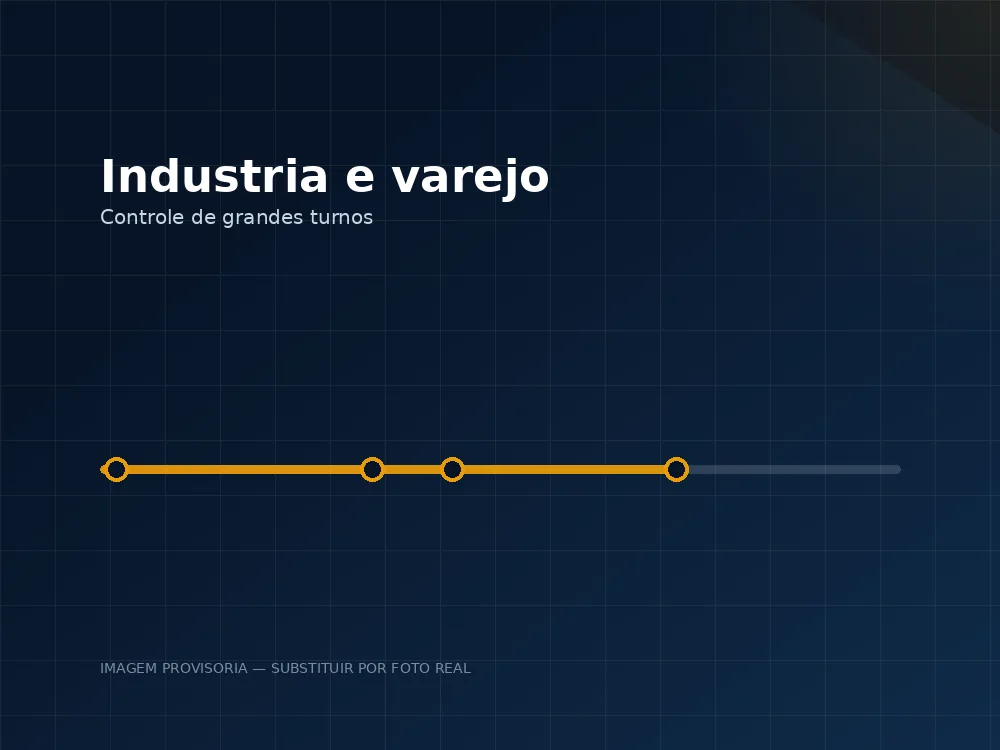 Equipe operando em ambiente industrial com controle de turnos.